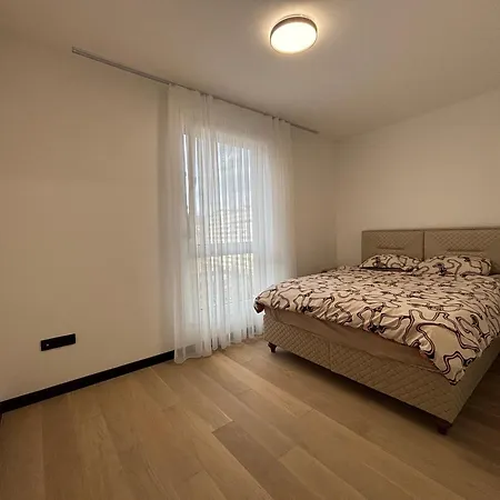 Vanilija Avenija - *